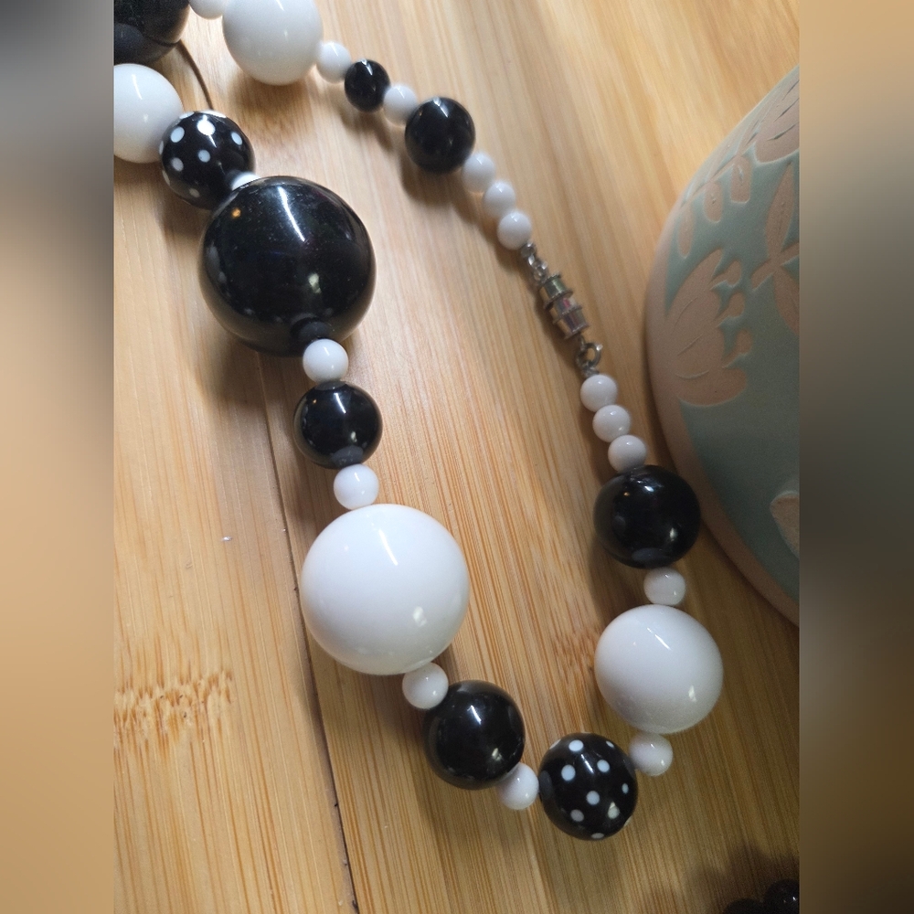 Black and White Beaded Jewelry Set - Picture 6 of 6